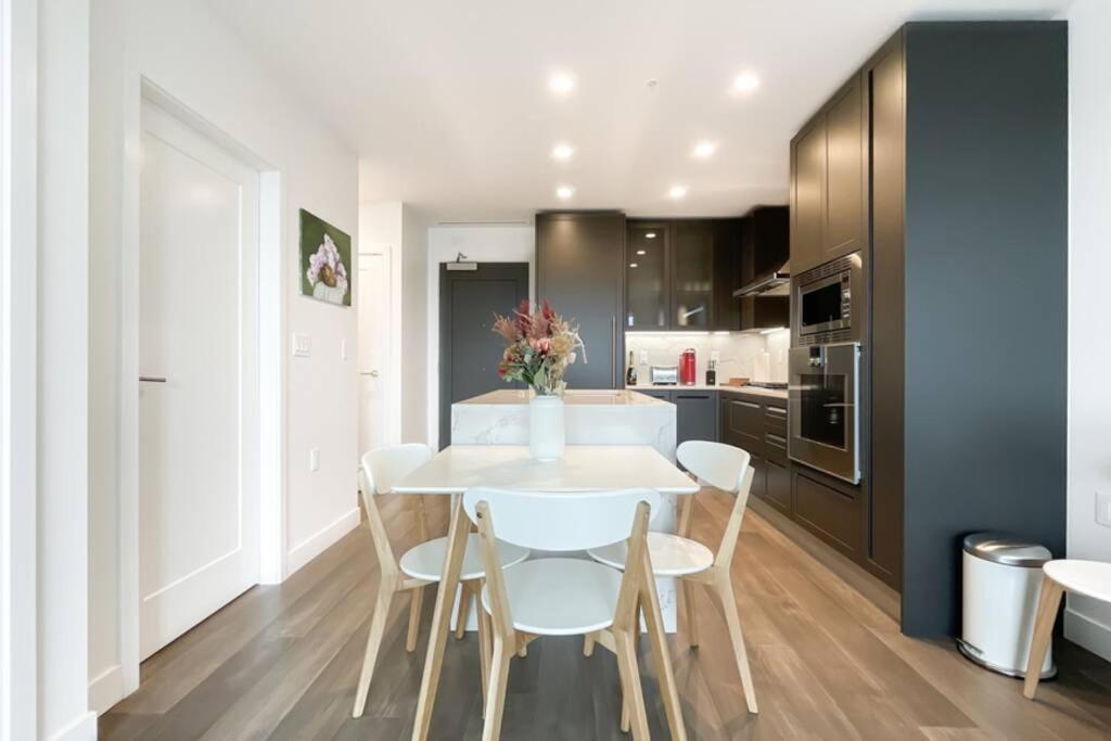 Spacious New Apartment With Working Space@Oakridge Vancouver Exterior foto